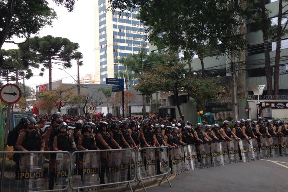 Segurança reforçada nos arredores do prédio da Justiça Federal em Curitiba antes do depoimento do ex-presidente Lula ao juiz Sergio Moro - 10/05/2017