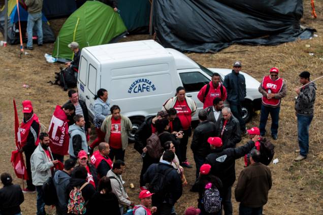 Integrantes do MST seguem acampados em Curitiba em apoio ao ex-presidente Lula antes do depoimento ao juiz Sergio Moro - 10/05/2017 Integrantes do MST seguem acampados em Curitiba em apoio ao ex-presidente Lula antes do depoimento ao juiz Sergio Moro - 10/05/2017