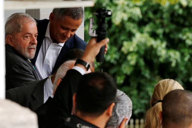 Ex-presidente Luiz Inácio Lula da Silva deixa o escritório de seu advogado em Curitiba - 10/05/2017 Ex-presidente Luiz Inácio Lula da Silva deixa o escritório de seu advogado em Curitiba - 10/05/2017