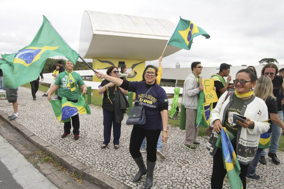 Manifestantes realizam ato contra o ex-presidente Luiz Inácio Lula da Silva, no Centro Cívico de Curitiba (PR) - 10/05/2017