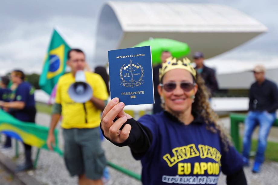 Apoiadores da Operação Lava Jato se manifestaram em frente ao Museu Oscar Niemeyer, em Curitiba, durante depoimento do ex-presidente Luiz Inácio Lula da Silva perante o juiz Sergio Moro - 10/05/2017