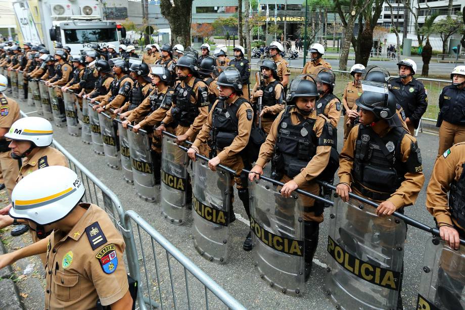 Segurança reforçada nos arredores do prédio da Justiça Federal em Curitiba antes do depoimento do ex-presidente Lula ao juiz Sergio Moro - 10/05/2017