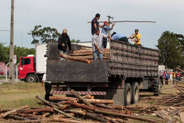 Integrantes do MST chegam em Curitiba em demonstração de apoio ao ex-presidente Lula que tem depoimento previsto ao juiz Sergio Moro na Justiça Federal - 09/05/2017 Integrantes do MST chegam em Curitiba em demonstração de apoio ao ex-presidente Lula que tem depoimento previsto ao juiz Sergio Moro na Justiça Federal - 09/05/2017
