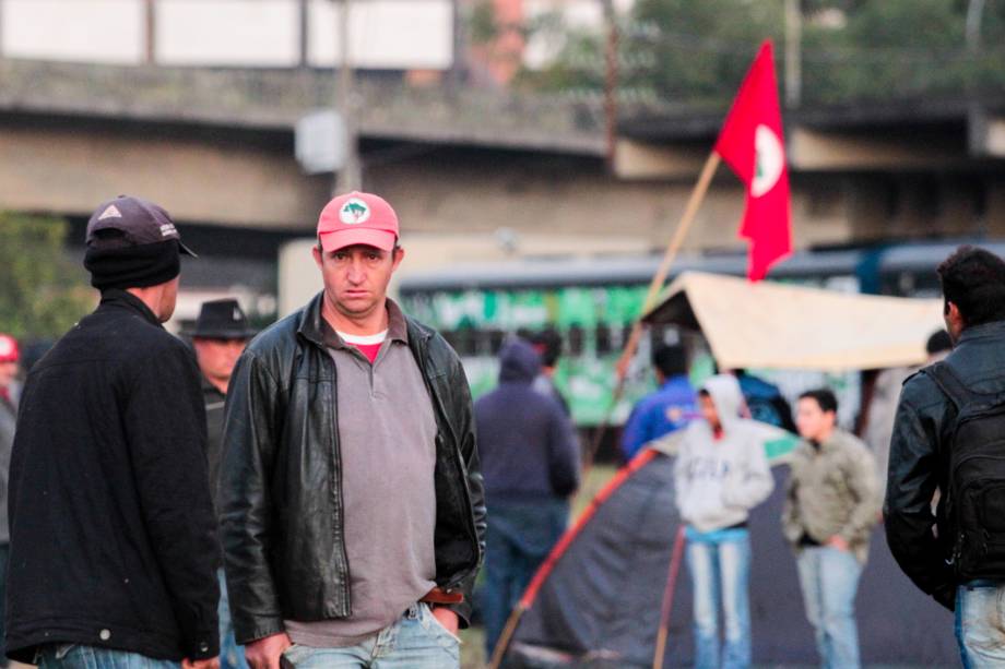 Integrantes do MST chegam em Curitiba em demonstração de apoio ao ex-presidente Lula que tem depoimento previsto ao juiz Sergio Moro na Justiça Federal - 09/05/2017