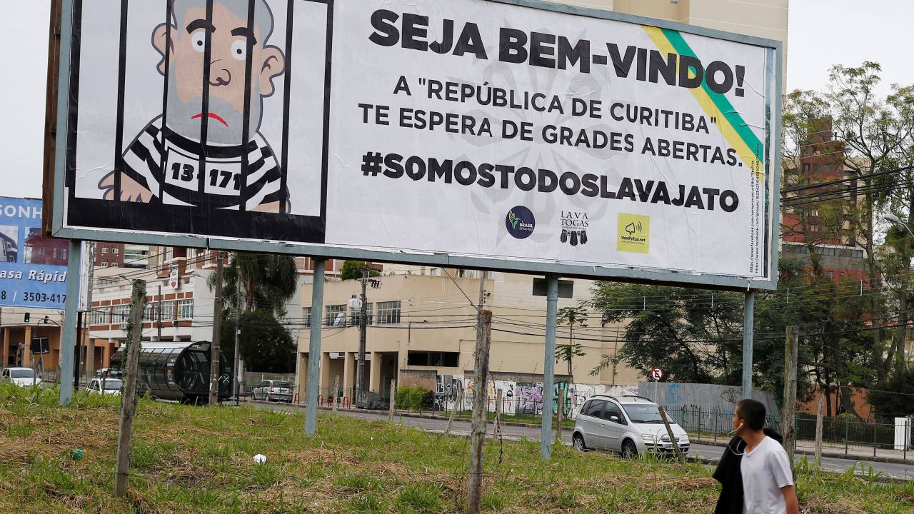 Outdoor com pixuleco em Curitiba