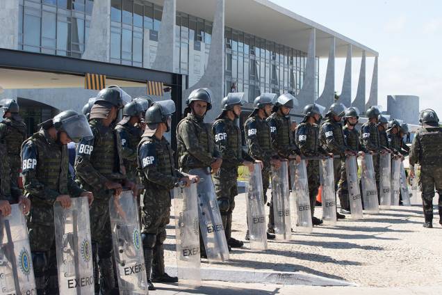 Exército cerca o Palácio do Planalto após divulgação da delação da JBS Exército cerca o Palácio do Planalto após divulgação da delação da JBS