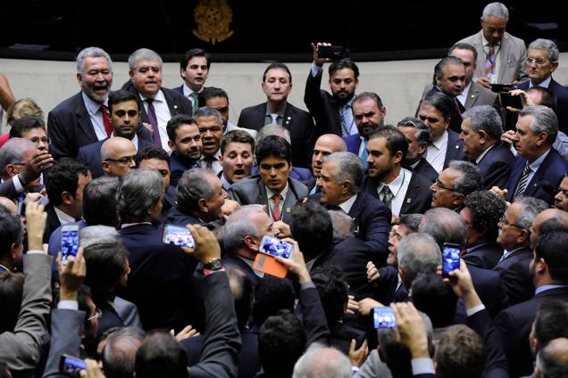 Deputados se exaltam e discutem durante sessão na Câmara, em Brasília - 24/05/2017 Deputados se exaltam e discutem durante sessão na Câmara, em Brasília - 24/05/2017