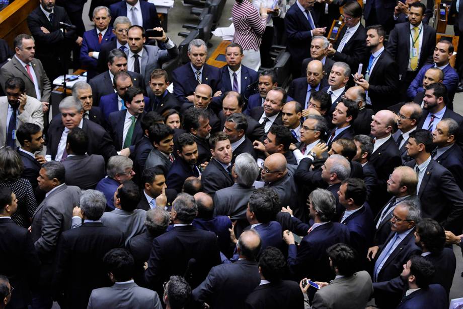 Deputados se exaltam e discutem durante sessão na Câmara, em Brasília - 24/05/2017