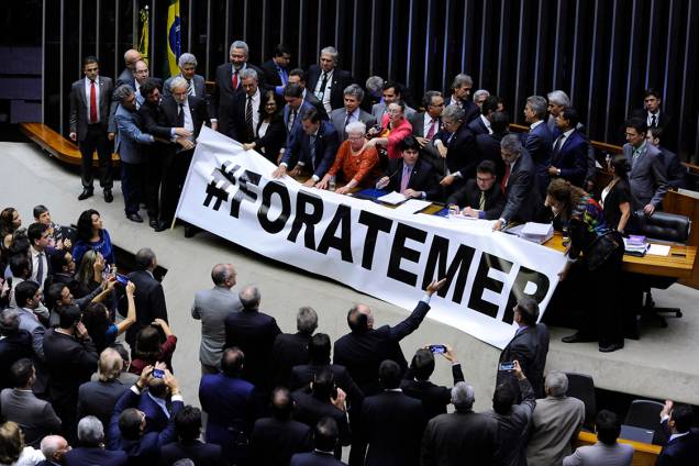 Deputados se manifestam contra Michel Temer, durante sessão na Câmara em Brasília - 24/05/2017 Deputados se manifestam contra Michel Temer, durante sessão na Câmara em Brasília - 24/05/2017