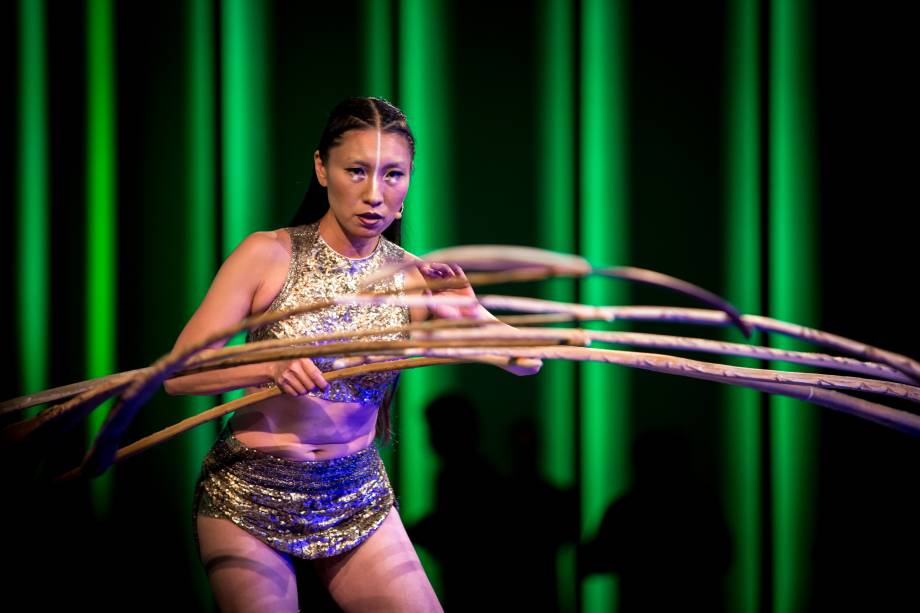 <span>Durante a coletiva de imprensa </span><span>realizada em</span><span> São Paulo, a trupe apresentou o número de equilibrismo</span><em> Balance Goddess</em>