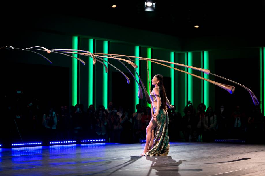 Durante a coletiva de imprensa realizada em São Paulo, a trupe apresentou o número de equilibrismo<em> Balance Goddess</em>