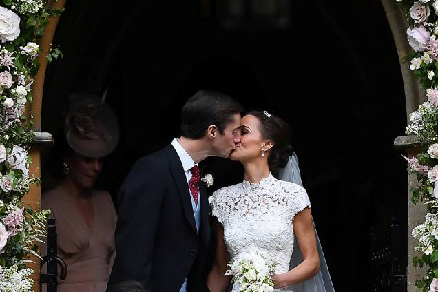 Pippa Middleton, irmã de Kate Middleton, e seu marido, James MAatthews, após cerimônia de casamento Pippa Middleton, irmã de Kate Middleton, e seu marido, James MAatthews, após cerimônia de casamento