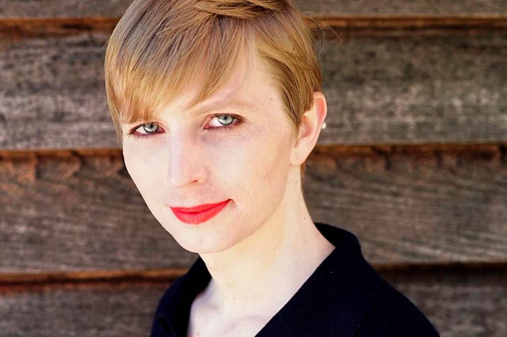 Chelsea Manning é hospitalizada após tentar suicídio em prisão