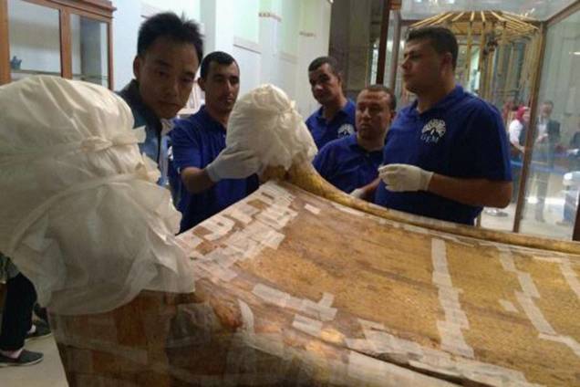 Equipe do Grande Museu Egípcio em Tahrir realiza o transporte de uma cama funerária usada pelo faraó Tutancâmon Equipe do Grande Museu Egípcio em Tahrir realiza o transporte de uma cama funerária usada pelo faraó Tutancâmon