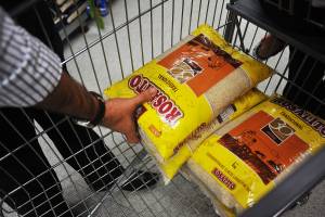 Compras em supermercado – Arroz Economia - Consumo - Inflação - produtos - Pib
