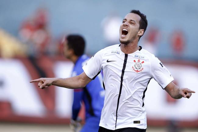 Rodriguinho, do Corinthians, comemora gol contra o Atlético Goianiense