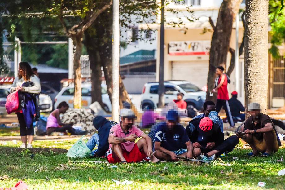 Usuários de crack na praça Princesa Isabel, no centro de São Paulo, que foi tomada por frequentadores da cracolândia