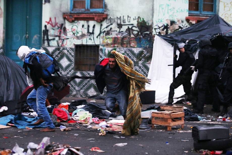 Policiais civis realizam a segurança durante a limpeza das ruas da Cracolândia após a operação que prendeu 36 traficantes que abasteciam e atuavam na área, no centro da capital