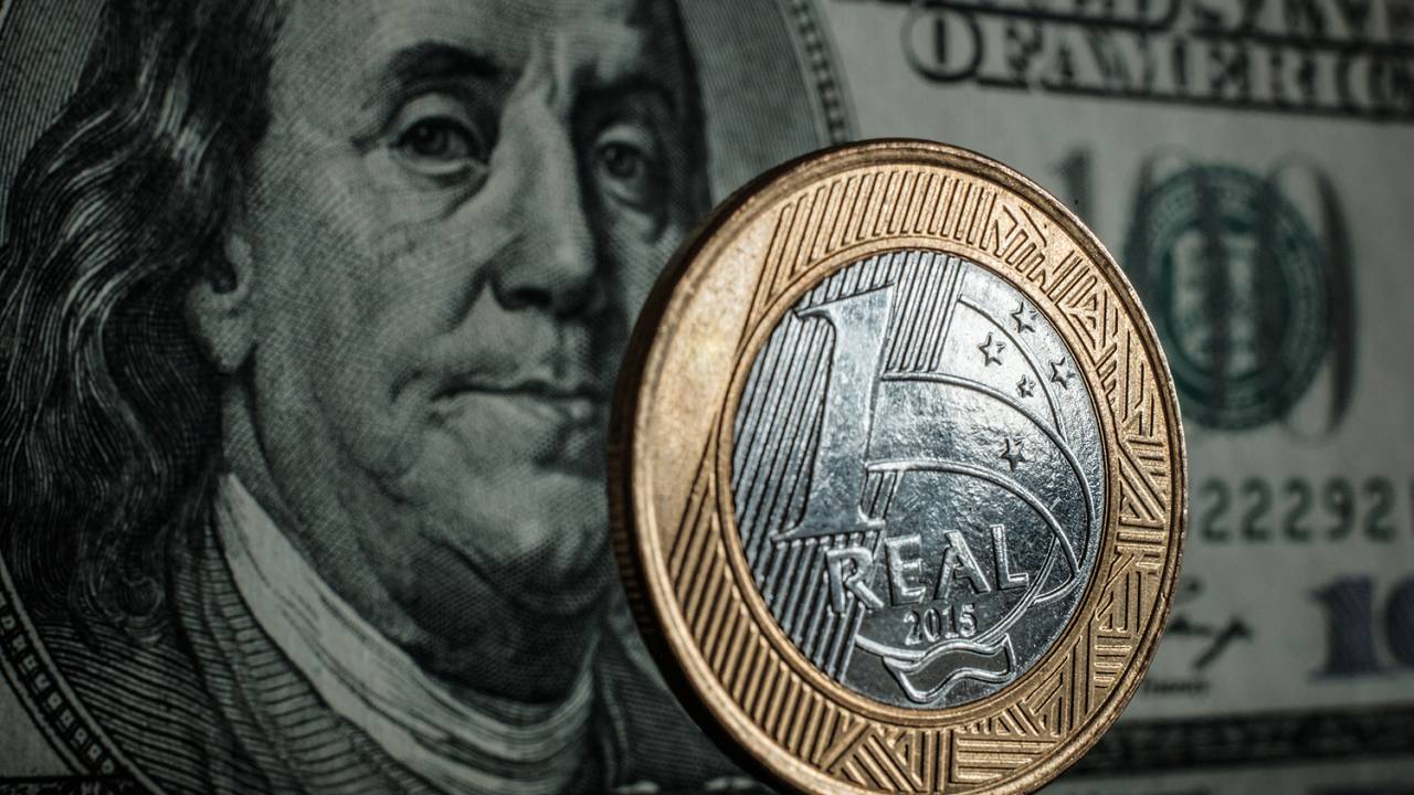 Dólar dos Estados Unidos ao lado de moeda de real