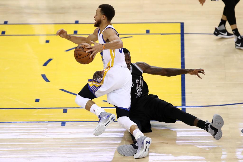 Stephen Curry passa pelo marcador Dewayne Dedmon no jogo 2 das finais do Leste