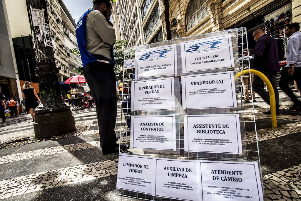 IBGE: Desemprego fica em 12,2% e atinge 12,7 milhões no trimestre