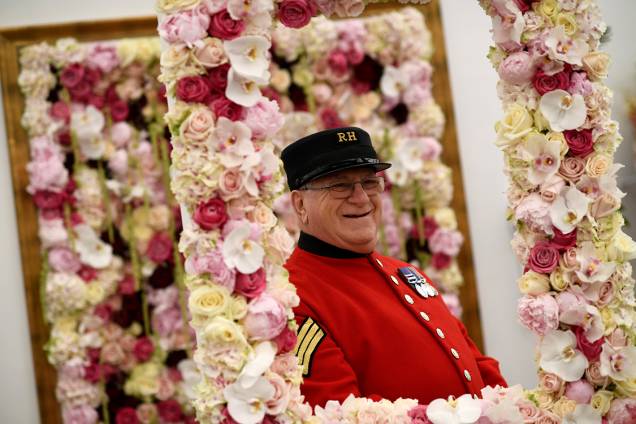 Guarda é fotografado entre os arranjos de flores dispostos no festival Chelsea Flower Show, em Londres Guarda é fotografado entre os arranjos de flores dispostos no festival Chelsea Flower Show, em Londres