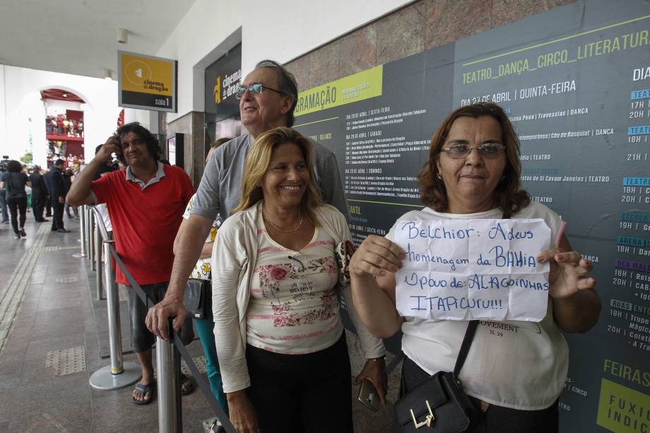 Fãs fazem fila para se despedir do cantor Belchior durante velório no Centro Dragão do Mar, em Fortaleza - 01/05/2017