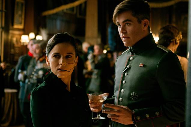 Elena Anaya e Chris Pine em cena do filme 'Mulher Maravilha' Elena Anaya e Chris Pine em cena do filme 'Mulher Maravilha'