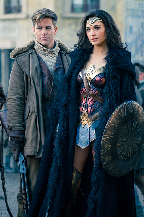 Chris Pine e Gal Gadot em cena do filme 'Mulher Maravilha' Chris Pine e Gal Gadot em cena do filme 'Mulher Maravilha'