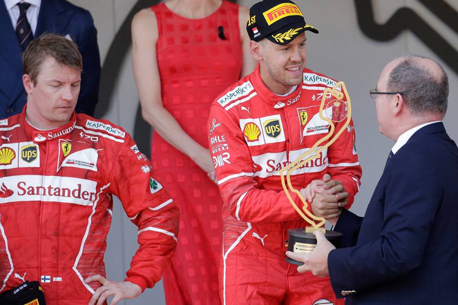 O piloto da Ferrari Sebastian Vettel recebe o troféu após superar o companheiro Kimi Raikkonen e vencer o GP de Mônaco O piloto da Ferrari Sebastian Vettel recebe o troféu após superar o companheiro Kimi Raikkonen e vencer o GP de Mônaco