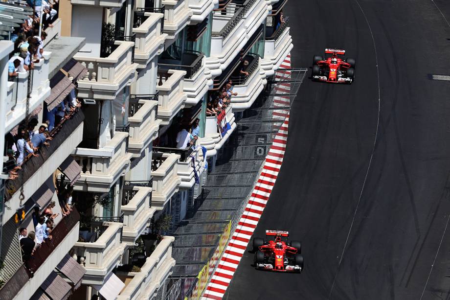 Os pilotos da Ferrari, Kimi Raikkonen e Sebastian Vettel, lideram o GP de Mônaco