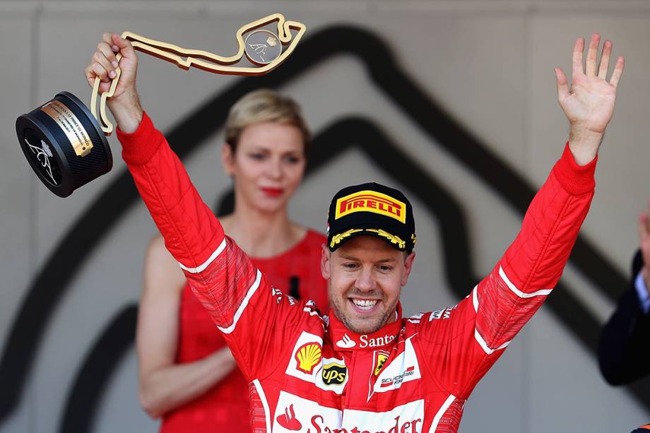 O piloto da Ferrari Sebastian Vettel comemora após vencer o GP de Mônaco O piloto da Ferrari Sebastian Vettel comemora após vencer o GP de Mônaco
