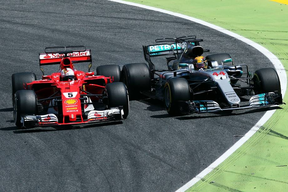 Lewis Hamilton tenta ultrapassar Sebastian Vettel durante o Grande Prêmio da Espanha, quinta etapa da temporada 2017 da Fórmula 1 - 14/05/2017