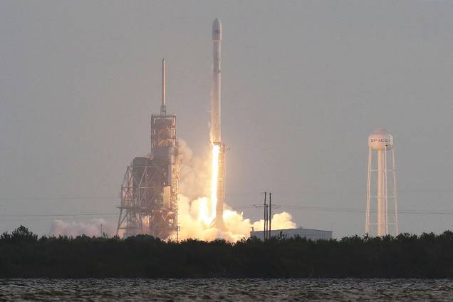 O foguete SpaceX Falcon 9 é lançado no Cabo Canaveral na Flórida, EUA O foguete SpaceX Falcon 9 é lançado no Cabo Canaveral na Flórida, EUA
