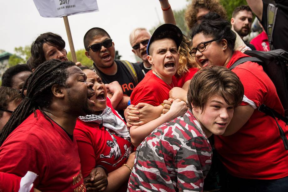 Manifestantes tentam retirar homem que, segundo eles, fez comentários racistas durante protesto do Dia do Trabalho na Union Square, em Nova York