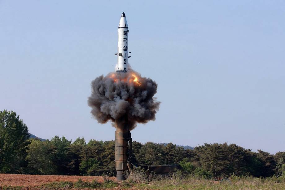 Imagem divulgada pela agência oficial da Coreia do Norte (KCNA) mostra um teste com míssil balístico de médio a longo alcance Pukguksong-2. O teste foi acompanhado de perto pelo ditador Kim Jong-Un