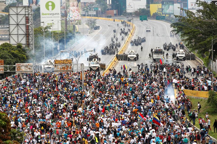 Manifestantes da oposição ao Presidente Nicolás Maduro entram em confronto com a polícia durante protesto em Caracas, na Venezuela - 03/05/2017 Manifestantes da oposição ao Presidente Nicolás Maduro entram em confronto com a polícia durante protesto em Caracas, na Venezuela - 03/05/2017