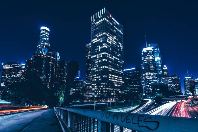 Prédios iluminados em Los Angeles