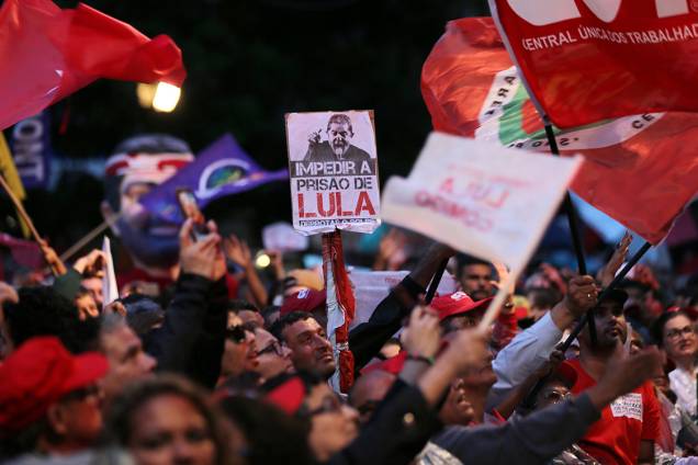 Militantes e apoiadores de Lula nos arredores da Justiça Federal em Curitiba - 10/05/2017 Militantes e apoiadores de Lula nos arredores da Justiça Federal em Curitiba - 10/05/2017