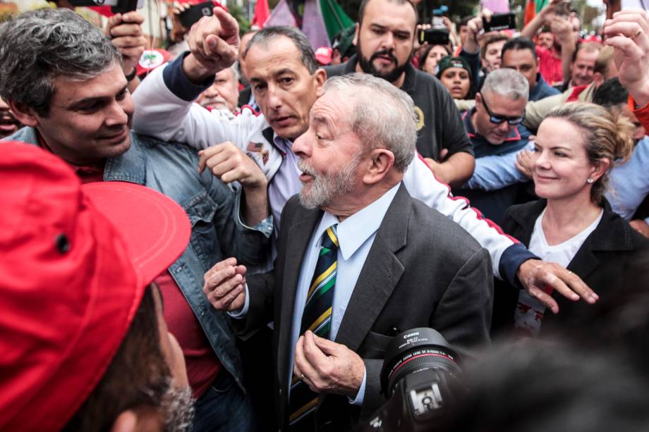 Lula é recepcionado por militantes e apoiadores nos arredores da Justiça Federal em Curitiba antes de depoimento ao juiz Sergio Moro - 10/05/2017