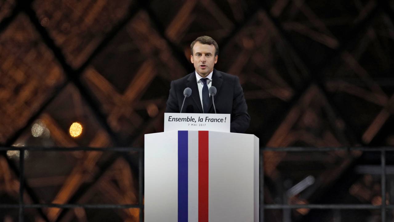 Emmanuel Macron discursa no Louvre