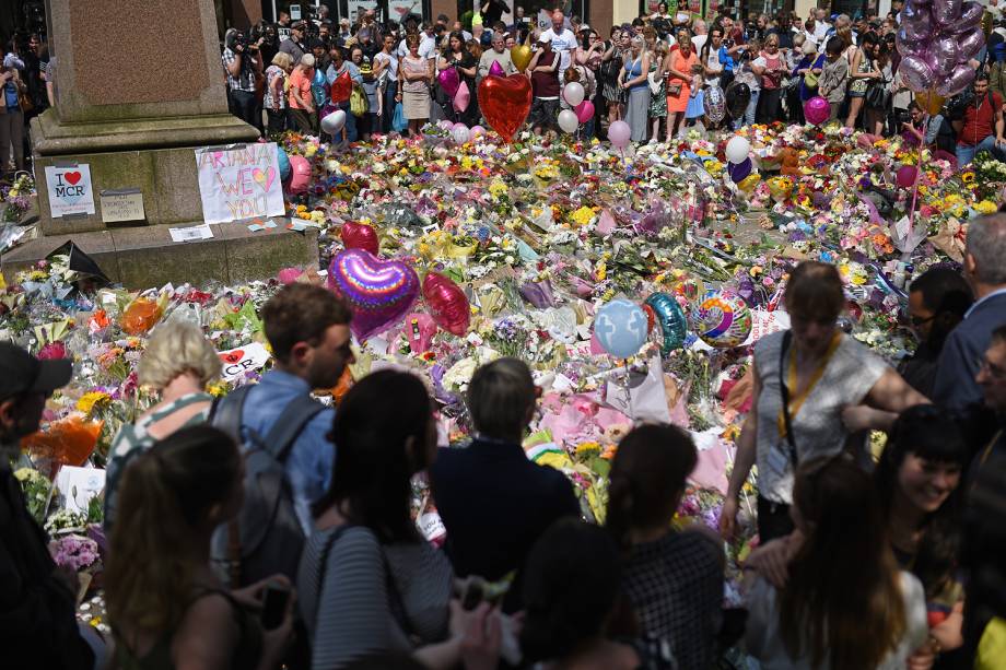 Pessoas deixam flores no centro da cidade de Manchester em memória aos mortos no ataque terrorista durante show na Manchester Arena - 25/05/2017