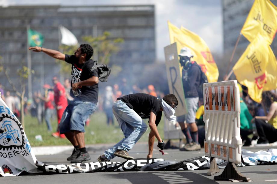 Manifestantes entram em confronto com a polícia durante protesto que pede a saída do presidente Michel Temer em Brasília (DF) - 24/05/2017