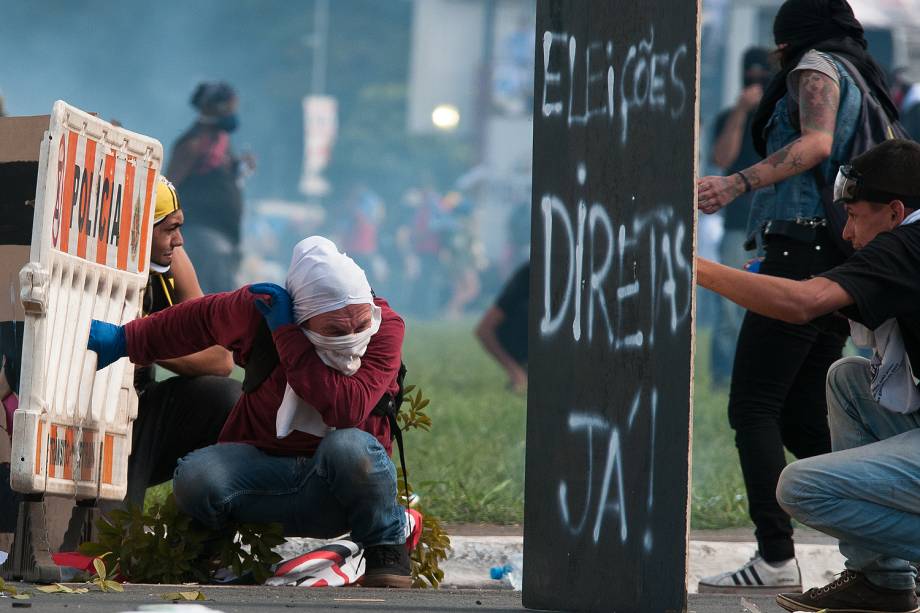 Tumulto entre policiais e manifestantes durante ato convocado pela Central Única dos Trabalhadores (CUT), a Força Sindical e outros sindicatos de várias partes do Brasil - 24/05/2017