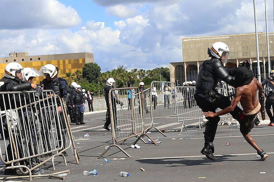 Tumulto entre policiais e manifestantes durante ato convocado pela Central Única dos Trabalhadores (CUT), a Força Sindical e outros sindicatos de várias partes do Brasil - 24/05/2017