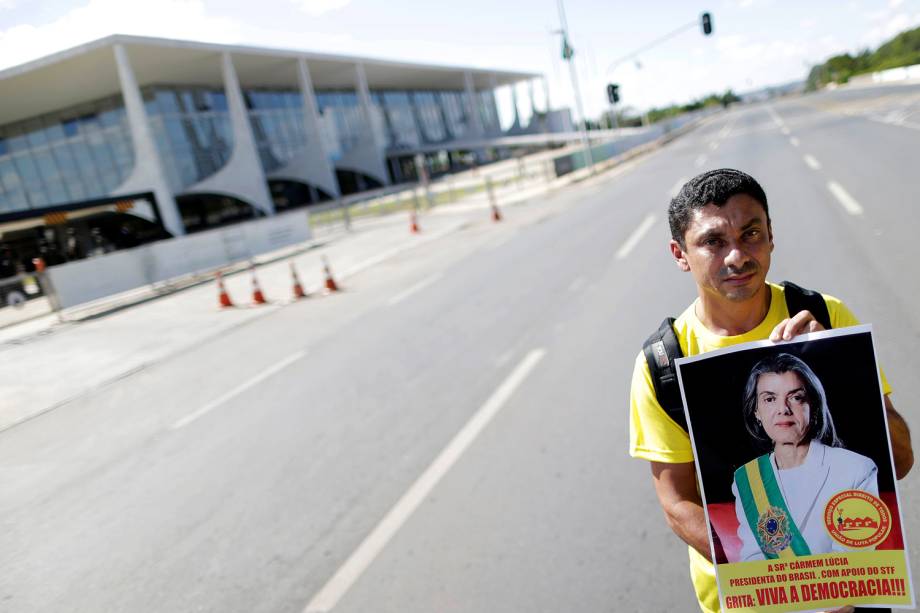 Manifestantes protestam contra o presidente Michel Temer, em Brasília - 24/05/2017