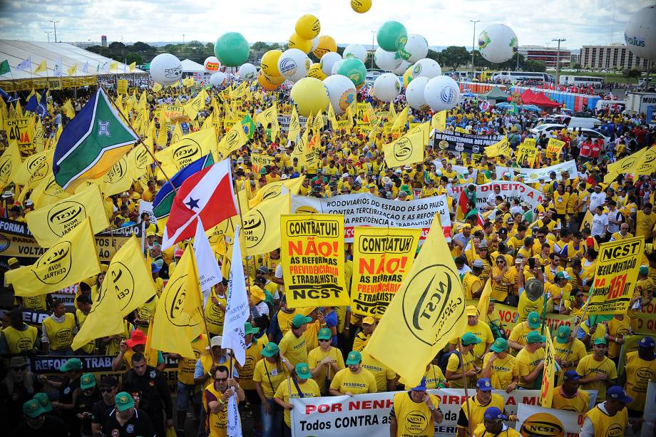 Manifestantes de centrais sindicais e movimentos sociais se concentram para marcha, chamada de "Ocupa Brasília" - 24/05/2017