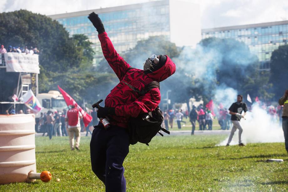 Manifestantes entram em confronto com a polícia durante protesto que pede a saída do presidente Michel Temer em Brasília (DF) - 24/05/2017