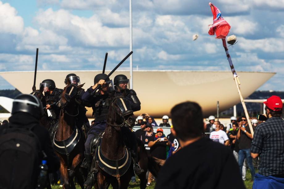 Polícia avança com bombas gás lacrimogêneo e balas de borracha contra manifestantes que pedem a saída de Michel Temer em Brasília (DF) - 24/05/2017