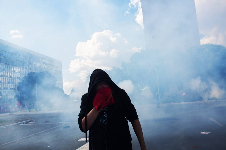 Manifestantes entram em confronto com a polícia durante protesto que pede a saída do presidente Michel Temer em Brasília (DF) - 24/05/2017